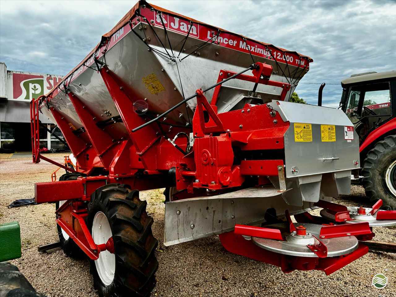 DISTRIBUIDOR 12000 de Agro Shopping